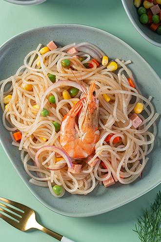 Fideos shirataki con salsa de tomate y atún